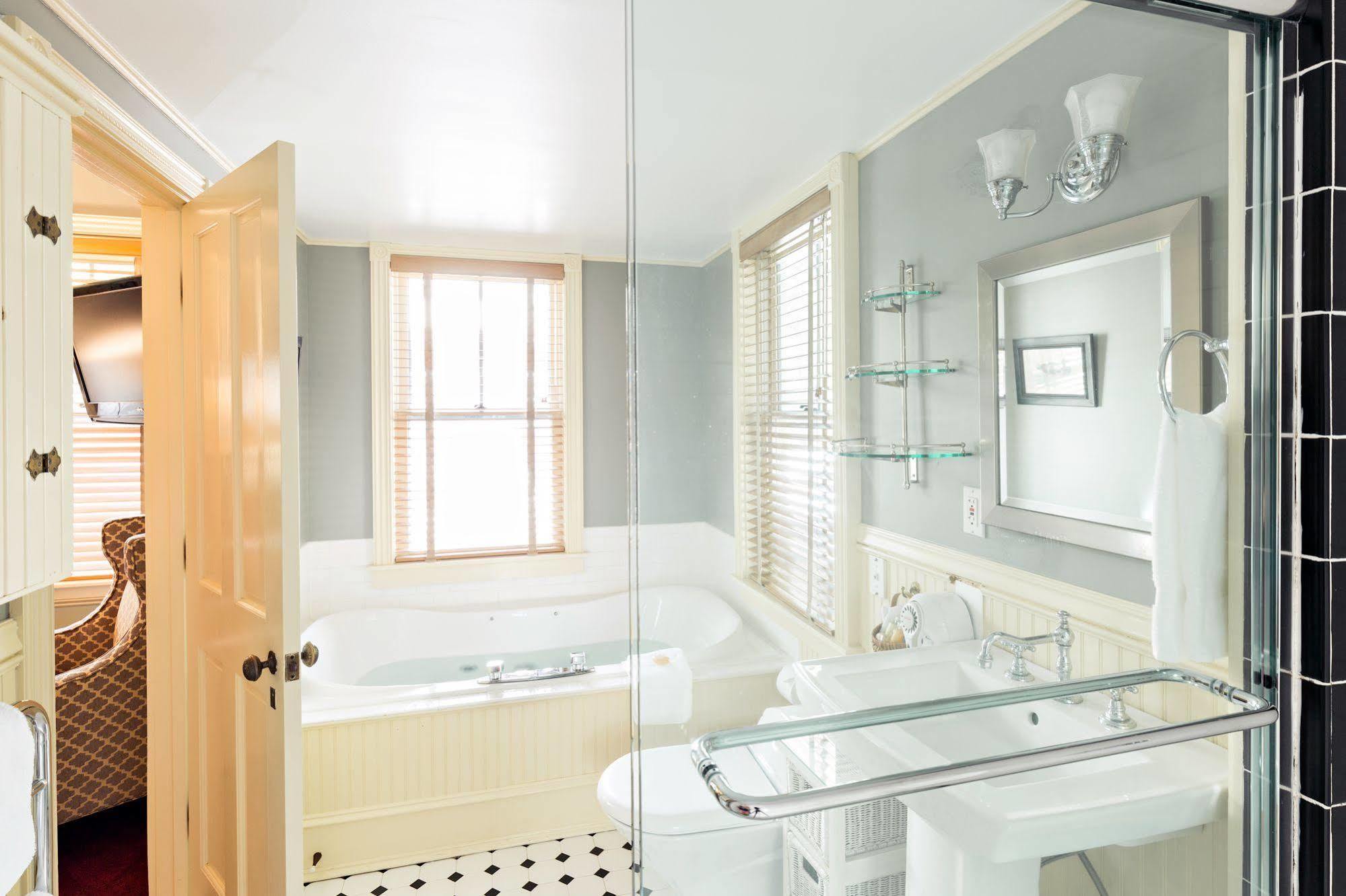 Brass Key Guesthouse Adults Only โพรวินซ์ทาวน์ ภายนอก รูปภาพ